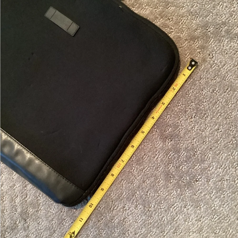 Shoreline padded laptop sleeve,zipper close,inside pocket, elastic to secure